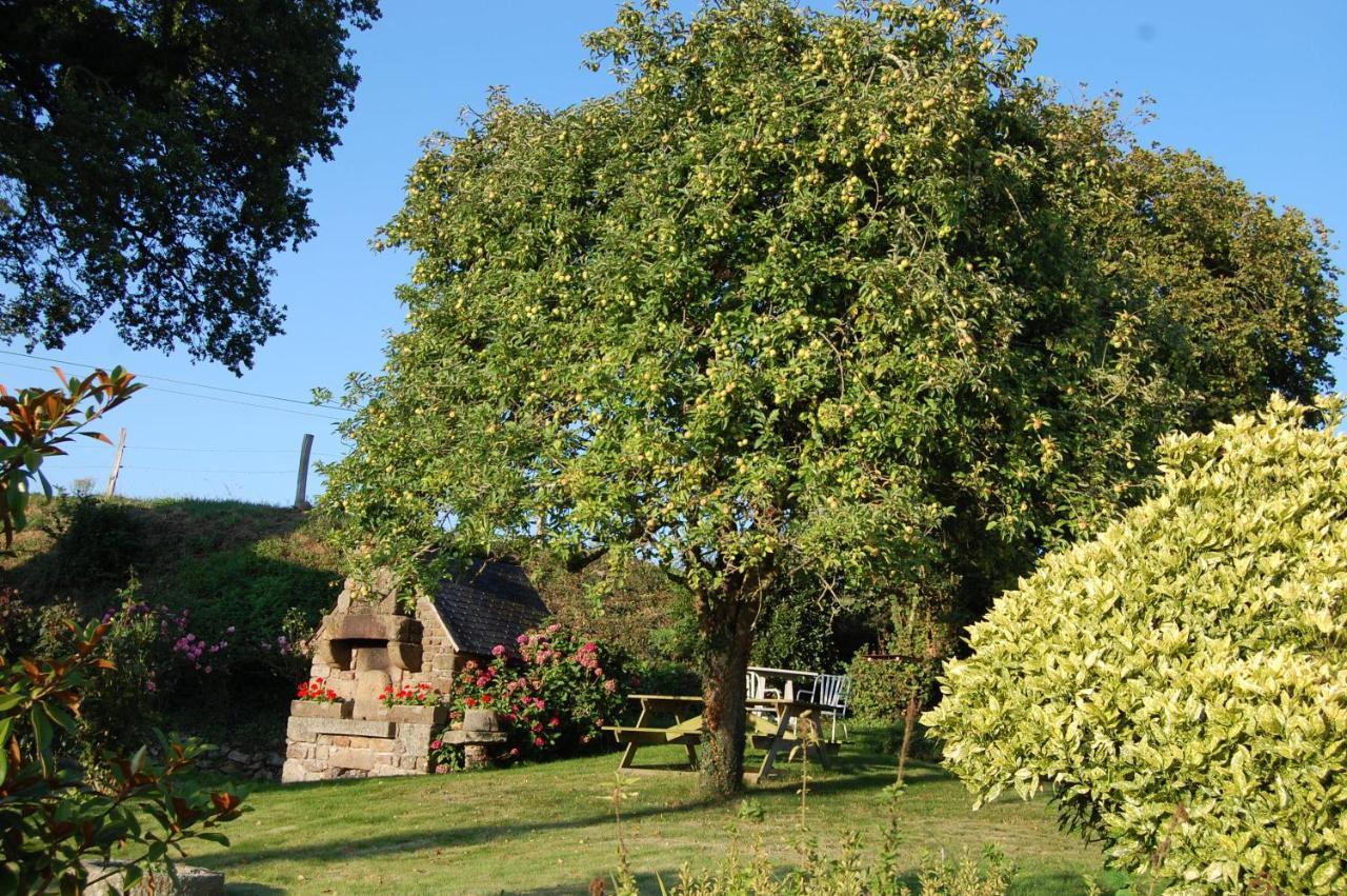 Le Pont St Michel Bed and Breakfast Maen Roch Exterior foto